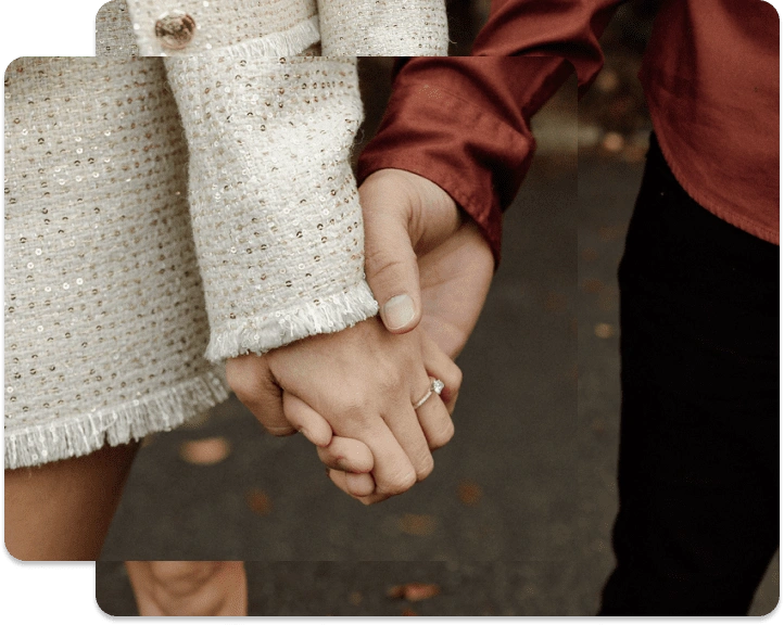 Pareja tomada de la mano, destacando un anillo de compromiso, simbolizando el inicio de una nueva etapa juntos.